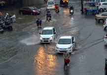 बारिश का कहर: दिल्ली में घर का हिस्सा गिरने से बाइक सवार की मौत, देश के 20 राज्यों में भारी बारिश का अलर्ट