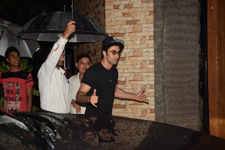 रणबीर कपूर कुछ इस अंदाज में पहुंचे. बता दें कि रणबीर कपूर की फिल्म सबसे ज्यादा कमाई करने वाली फिल्मों में नंबर वन पर काबिज हो गई है.