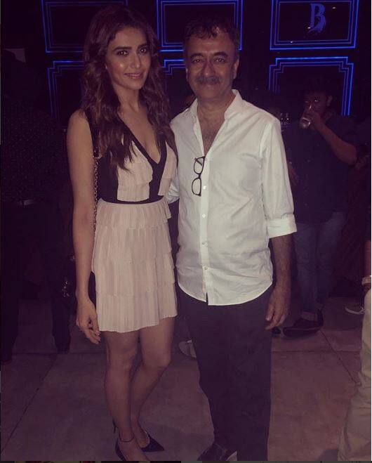 सक्सेज पार्टी के दौरान डायरेक्टर राजुकमार हिरानी के साथ करिश्मा तन्ना. अभिनेत्री ने ये तस्वीर अपने सोशल मीडिया पर पोस्ट की है.