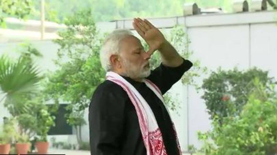 Congress' Shashi Tharoor and BJP's Minister Rajyavardhan Singh Rathore spar on PM Modi's Yoga video on Twitter प्रधानमंत्री के ‘फिटनेस वीडियो’ को लेकर ट्विटर पर भिड़े थरूर और राठौड़