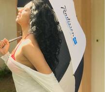 सब टीवी की अभिनेत्री कविता कौशिक ने अपनी बोल्डनेस से इंटरनेट पर ढहाया कहर