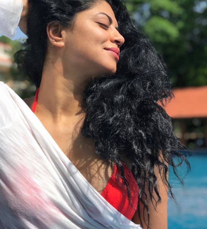  कविता अपने पति रोनीत बिस्वास के साथ वेकेशन एंजॉय वेकेशन को एंजॉय करती रहती हैं. उन्होंने अपने इस वेकेशन की बोल्ड तस्वीरों को चाहने वालों के बीच शेयर किया है. (फोटो: इंस्टाग्राम/कविता कौशिक)