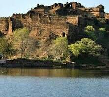 झांसी: आपने काला पानी की सजा के बारे में तो सुना होगा लेकिन कुएं में डालने की सजा के बारे में नहीं सुना होगी. शहर से 18 किमी दूर ऐसा ही एक किला है जिसमें अपराधियों को सजा देने के लिए कुआं बनाया गया था. बुंदेलखंड की प्राचीन इमारतें रहस्य, रोमांच और शिल्प कला का अद्भुत नमूना हैं.