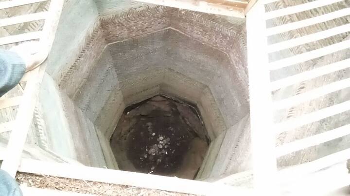 किले में तीन कुओं का प्रमाण भी मिलता है. इनमें से एक बड़े कुएं को स्थानीय लोग मौत का कुआं बताते हैं. अपराधी को इसी कुएं में भूख प्यास से तड़पने के लिए छोड़ दिया जाता था.