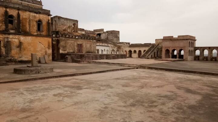 झांसी खजुराहो मार्ग पर बरुआसागर कस्बे में लघु पहाड़ी पर मनोरम झील के तट पर किला स्थित है. 18वीं शताब्दी में बुंदेला राजा उदित सिंह ने इसका निर्माण कराया था. यहां गर्मियों में आकर असीम सुख अनुभव होता है. रानीलक्ष्मीबाई चिलचिलाती गर्मी से निजात पाने के लिए इसका इस्तेमाल करतीं थीं.