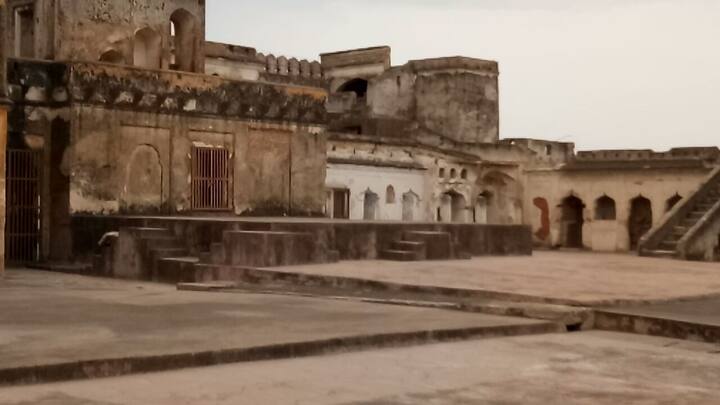 इसी किलेनुमा पैलेस से एक ऐसी झील सटी हुई है जिसे देखकर नैनीताल याद आ जाएगा. यह इतना विशाल जलाशय है जिसका दूसरा किनारा दिखाई नहीं देता है. कई सालों के पड़ रहे सूखे ने इसे सुखा दिया है. पहाड़ी पर इस इमारत को सुरक्षा के दृष्टिगत बनाया गया था. दूर से देखने पर मन को मोहने वाला किला है. किले से आसपास का नजारा भी अत्यंत रमणीक है.