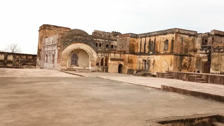 वरिष्ठ पत्रकार कुलदीप अवस्थी ने बताया कि किला महारानी लक्ष्मीबाई के समर पैलेस के नाम से मशहूर है. विशाल परकोटे से परिपूर्ण किले में पांच खंडों वाला विशाल राजमहल विद्यमान है. जिसमें अनेक आकार प्रकार के छोटे एवं बड़े कमरों का निर्माण हुआ है. यहां राजपरिवार एवं उनके अनुचर निवास किया करते थे.