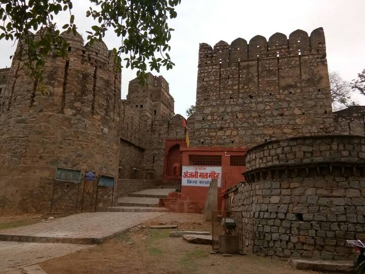 किले में अस्तबल और हाथी द्वार का निर्माण किया गया है. राजमहल के पार्श्व भाग में सुंदर शिवालय निर्मित है.