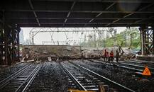 मुंबई: लोकल ड्राइवर की सूझबूझ से टला बड़ा हादसा, ब्रिज गिरता देख लगाई इमरजेंसी ब्रेक