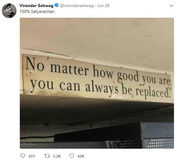  सहवाग को हाल ही में एक सोशल मीडिया सर्वे में सबसे मनोरंजक और सूचनात्मक सोशल मीडिया हैंडलर का खिताब दिया गया था.सहवाग अक्सर ट्विटर के माध्यम से फनी वीडियो, ट्वीट्स और फोटो शेयर करते रहते हैं. (तस्वीर: ट्विटर)