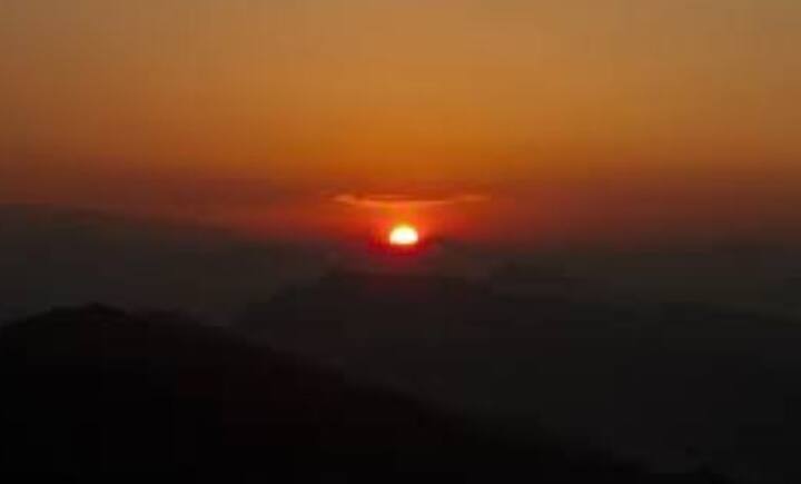 मिथिला के लोगों की दिनचर्या कुछ ऐसी है कि सूर्योदय से पहले अपने बिस्तर छोड़ देते हैं और गीत संगीत की दैनिक क्रिया शुरू हो जाती है. मानो यहा हर घर अपने आप में गायन का केंद्र है गीत-संगीत व चित्रकला यहां के लोगों की सांसों में रच बस गया है. इसी कारण से यह एक जीवन शैली बन गई है. (तस्वीर: गूगल फ्री इमेज)