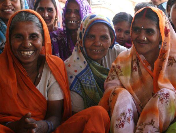 यहां अनपढ़ लोगों में गाने के प्रति उत्सुकता दिखती हैं. जबकि साक्षरता दर पिछले एक दशक की तुलना में काफी बढ़ी है. यहां की गायन परंपरा सही मायने में अद्भुत और देखने सुनने योग्य है. यह गीत-संगीत की परंपरा पीढ़ी दर पीढ़ी से चलती आ रही है. इसे संरक्षित करने में बड़े बुजुर्गों का बहुत बड़ा हाथ है लेकिन जो मिथिला से बाहर रह रहे हैं उनके बीच इस परंपरा का चलन कम हो गया है. (तस्वीर: गूगल फ्री इमेज)