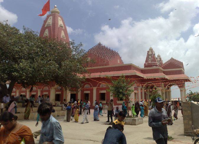 सीता की धरती मिथिला की भाषा मैथिली है जो सीता का पर्याय भी है. इस भाषा को अंग्रेजी भाषाविद जार्ज ग्रियसर्न ने दुनिया की मधुरतम भाषा की संज्ञा दी थी. ग्रियर्सन ने भारत में भाषाई सर्वेक्षण पर बहुत बड़ा काम किया था मैथिली की मधुरता को बयां करते हुए उन्होंने लिखा था जब दो मैथिली महिलाएं किसी रंजिश वस आपस में झगड़ती हैं तो महसूस होता है कि वे गाना गा रही हैं. इस क्रिया में वे सूर्य व अग्नि को साक्षी बनाती हैं. (तस्वीर: गूगल फ्री इमेज)