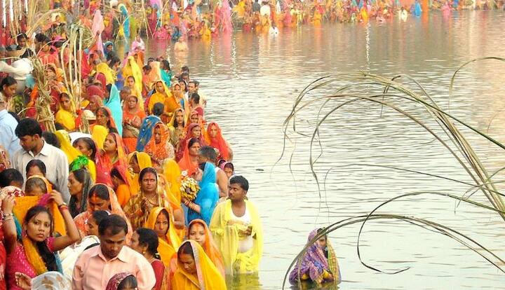 यहां की जीवन शैली कुछ ऐसी है कि जिंदगी उत्सव मनाने जैसी है. विभिन्न अवसरों पर कई प्रकार के गीत गाये जाते हैं. बच्चों के जन्म पर शुभ आगमन को दर्शाते हुए 'सोहर गीत', फिर लड़का हो या लड़की उसके जन्म के छठे दिन पर छठियारी मनाई जाती है. इस अवसर पर छठियारी गीत गाया जाता है. (तस्वीर: गूगल फ्री इमेज)