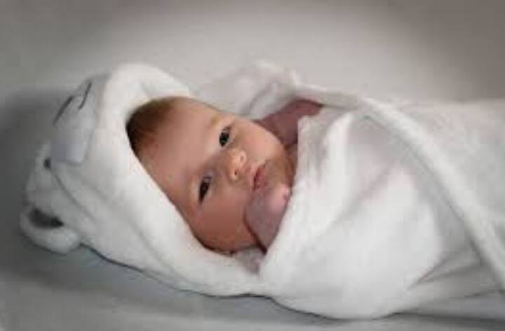 अमूमन जन्म के तीन साल बाद पहली बार कैची से बाल काटने की परंपरा है और इसके लिए पूजा-अर्चना की जाती है. इस संस्कार में मुंडन गीत गाने की परंपरा है. इस गाने में पारंपरिक वाद्ययंत्र का भी प्रयोग किया जाता है. इनमें ढोलक का स्थान प्रमुख है. (तस्वीर: गूगल फ्री इमेज)