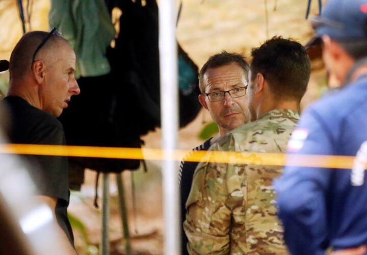 बीबीसी के मुताबिक, बचाव कार्य में लगी थाईलैंड की सेना का कहना है कि गुफा से बाहर निकलने के लिए इन बच्चों को तैराकी सीखनी होगी. इसके अलावा उन्हें बाढ़ के पानी के उतर जाने तक इंतजार करना होगा जिसमें महीनों भी लग सकते हैं. (तस्वीर: एपी)