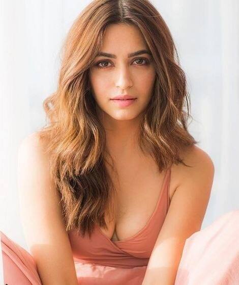 कृति ने कहा कि पोल डांस फिटनेस और नृत्य क्षमताओं को बढ़ाने का शानदार तरीका है. यह कुछ ऐसा है जो मैंने पहले नहीं किया है और मैं इसका आनंद ले रही हूं.फोटोः इंस्टाग्राम