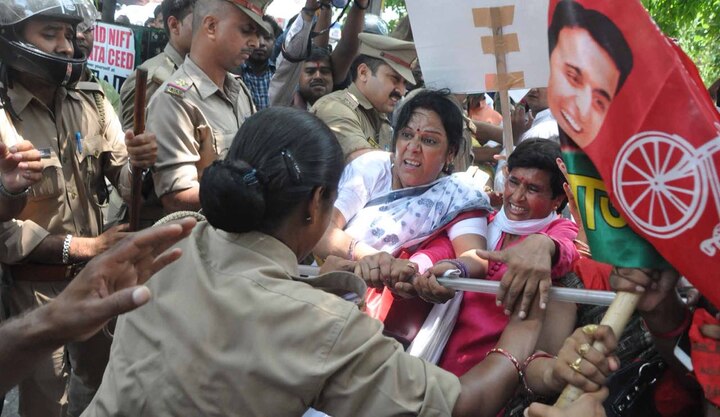 lucknow police lathicharge on samajwadi party women workers समाजवादी पार्टी की महिला कार्यकर्ताओं पर पुलिस का लाठीचार्ज, दौड़ा-दौड़ा कर पीटा