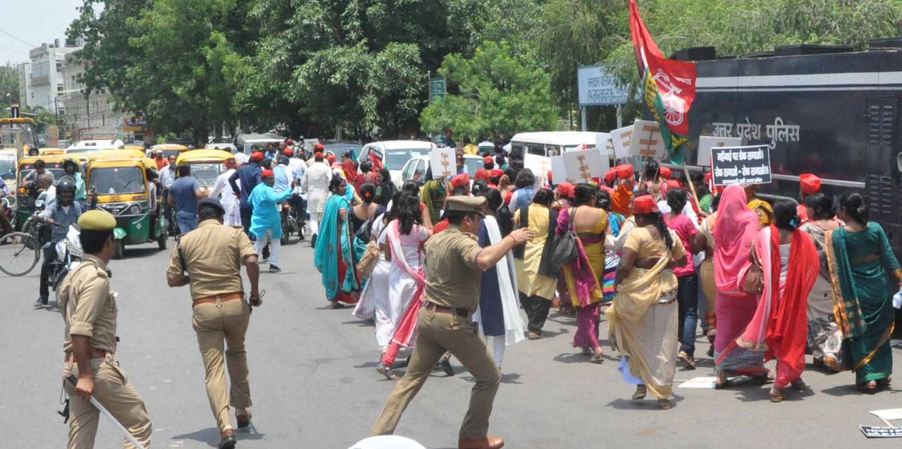 समाजवादी पार्टी की महिला कार्यकर्ताओं पर पुलिस का लाठीचार्ज, दौड़ा-दौड़ा कर पीटा