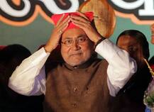 मुजफ्फरपुर कांड: मंत्री मंजू वर्मा के इस्तीफे के बाद अब सीएम नीतीश के इस्तीफे की मांग