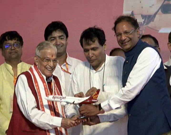 दिल्ली से कानपुर आई फ्लाईट के यात्रियों को गुलाब का फूल देकर उनका स्वागत किया गया. इस मौके पर सीएम योगी ने मंच से एलान किया कि उत्तर प्रदेश के सभी महानगरों को एयर कनेक्टिविटी मिलेगी.