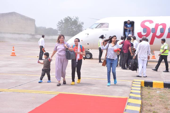 सुरेश प्रभु ने कहा कि यूपी के हर एयरपोर्ट पर महिलाओं, किसानों के उत्पाद रखे जाएंगे, गोरखपुर से कोलकाता और नेपाल के लिए विमान सेवाओं पर भी बात की जा रही है. केंद्रीय मंत्री ने योगी आदित्यनाथ की प्रसंसा करते हुए कहा कि यूपी की सरकार काफी अच्छा काम कर रही है.