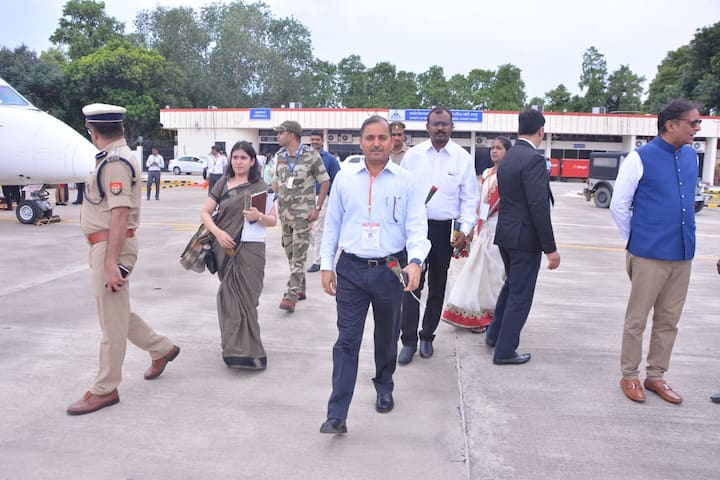 मुख्यमंत्री योगी आदित्यनाथ ने कहा कि प्रदेश के भीतर जितने भी महानगर है उन्हें कनेक्टिविटी दी जाएगी. यदि इस कनेक्टिविटी में स्पाइस जेट आगे आता है तो हमें ख़ुशी होगी. यूपी देश का सबसे बड़ा कंज्यूमर स्टेट होने के साथ-साथ आने वाले समय में कनेक्टिविटी का सबसे मजबूत स्तंभ होगा. 