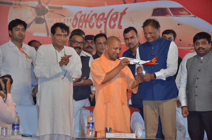 कानपुर से हवाई सेवा को शुरू हो गई है. केंद्रीय उड्डयन मंत्री सुरेश प्रभु, उत्तर प्रदेश के मुख्यमंत्री योगी आदित्यनाथ और कानपुर के बीजेपी सांसद मुरली मनोहर जोशी ने स्पाइस जेट को हरी झंडी दिखा कर कानपुर से दिल्ली के लिए रवाना किया.