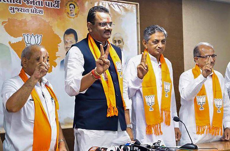 गुजरात: कांग्रेस नेता बावलिया ने हाथ छोड़ थामा कमल, मंत्री बने