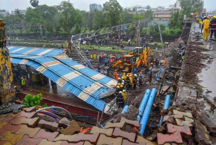 Mumbai's catastrophic over bridge took just seven months before the safety audit मुंबई में ढहे ओवरब्रिज की महज सात महीने पहले हुई थी सेफ्टी ऑडिट