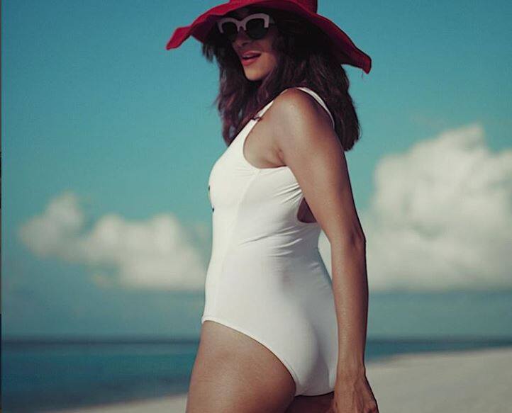 मालदीव में छुट्टियां मना रही हैं किश्वर मर्चेंट, नजर आईं व्हाइट स्विमसूट में Kishwar merchant, enjoying holiday in Maldives, seen White Swimsuit मालदीव में छुट्टियां मना रही हैं किश्वर मर्चेंट, नजर आईं व्हाइट स्विमसूट में