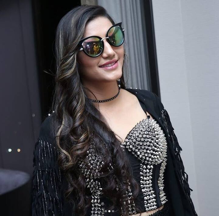 सपना चौधरी ने अपने इंस्टाग्राम हैंडल पर अपनी कुछ खूबसूरत तस्वीरें पोस्ट की हैं इन तस्वीरों में सपना ब्लैक कलक की मॉडर्न ड्रेस में नजर आ रही हैं.