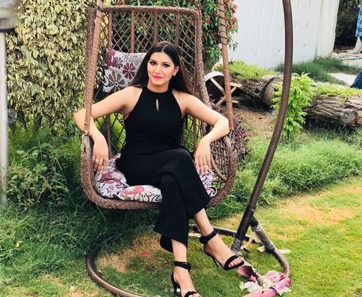  सपना चौधरी अपने फिटनेस पर पहले से ज्यादा ध्यान दे रही हैं. सपना ने अपना वजन कम कर लिया है. सपना चौधरी के फैन पहले हरियाणा से ज्यादा थे लेकिन बिग बॉस 11 के सीजन के बाद से इनकी फैन फॉलोइंग पूरे देश में बढ़ गई है.