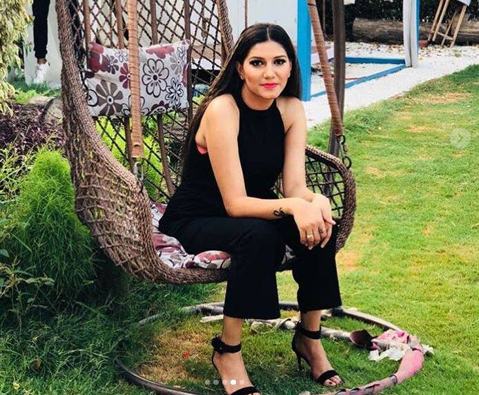  पिछले दिनों सपना चौधरी के भाई की शादी हुई है. जिसमें बिग बॉस के कई सारे कंटेस्टेंस्ट नजर आए थे. सोशल मीडिया इंस्टाग्राम पर सपना चौधरी का वैरिफाइड पेज है और जबरदस्त फैन फॉलोइंग है.