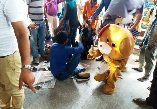 कार्टून चैनल्स और कॉमिक्स में दिखाई देने वाले 'टॉम एंड जेरी' इन दिनों कैंट रेलवे स्टेशन के प्लेटफार्म पर नजर आ रहे हैं. अपनी ट्रेनों का इन्तजार कर रहे पैसेंजर्स के पास जाकर वे उनसे स्टेशन को साफ रखने की गुजारिश कर रहे हैं.