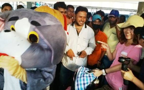 इस बारे में स्टेशन डायरेक्टर आनंद मोहन ने बताया कि स्वच्छता के लिए अनाउंसमेंट, पोस्टर बैनर, वाल राइटिंग तो की ही जा रही है. इसके साथ ही पैसेंजर्स से वन टू वन इंटरेक्शन के लिए इन कार्टून कैरैक्टर्स को भी इस मिशन पर लगाया गया है ताकि वे स्वच्छता के लिए जागरूक हो सकें.