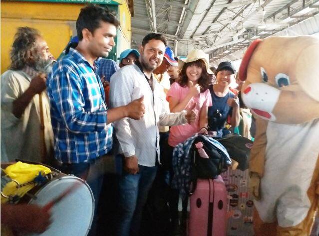 बच्चे तो बच्चे उन के साथ वहां खड़े बड़े भी इससे ख़ासा प्रभावित हैं. यही नहीं स्टेशन पर मौजूद विदेशी पर्यटकों को भी सफाई की जागरूकता के लिए टॉम एंड जेरी का यह अंदाज काफी पसंद आ रहा है.