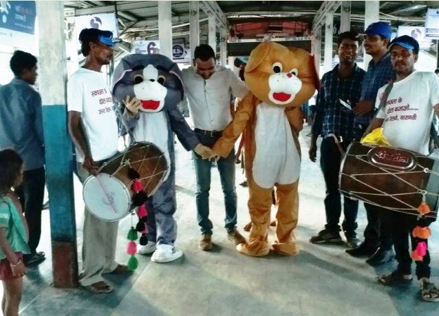 इन कार्टून कैरैक्टरस के साथ स्टेशन पर ढोल-नगाड़े वाले भी चल रहे हैं. ढोल-नगाड़े की आवाज दूर से ही 'टॉम एंड जेरी' के आने की खबर दे देती है.