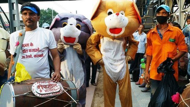 वाराणसी: स्वच्छता मिशन में वाराणसी कैंट रेलवे स्टेशन के पिछड़ने के बाद नॉर्दर्न रेलवे ने स्टेशन पर साफ-सफाई के लिए कमर कस ली है. स्वच्छता अभियान के लिए लोगों को जागरूक करने के उद्देश्य से अब कार्टून कैरैक्टर्स का सहारा लिया जा रहा है. इसी मुहिम के तहत अब रेलवे ने स्टेशन पर 'टॉम एंड जेरी' को उतार दिया है. आपस में हमेशा नोंक-झोंक करने वाले कार्टून करैक्टर्स अब पैसेंजेर्स को सफाई का पाठ पढ़ा रहे हैं. 