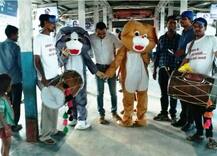 वाराणसी कैंट स्टेशन पर लोगों को स्वच्छता का संदेश देने उतरे कार्टून कैरैक्टर \'टॉम एंड जेरी\'