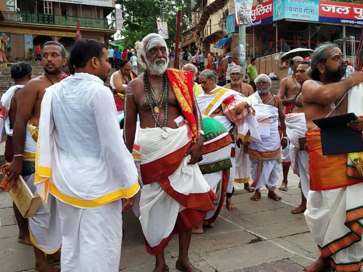 काशी विश्वनाथ के वर्तमान मंदिर का निर्माण महारानी अहिल्या बाई होल्कर ने 1780 में करवाया गया था. इसके बाद महाराजा रणजीत सिंह ने 1853 में 1000 किलोग्राम शुद्ध सोने से इसके शिखर का निर्माण करवाया था.