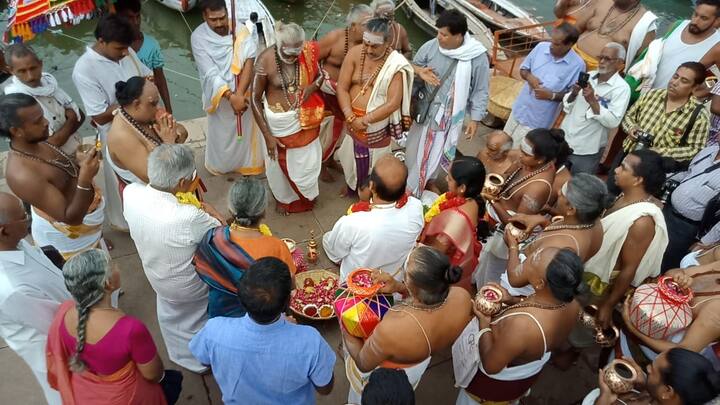 कुंभाभिषेक अनुष्ठान अभी तक दक्षिण भारत के मंदिरों में हर 12 साल बाद किए जान की परंपरा रही है. लेकिन यह पहली बार है कि उत्तर प्रदेश में कुंभाभिषेक कर किसी मंदिर जीर्णोद्वार शुरू किया जाएगा.