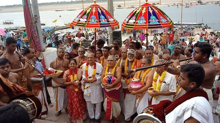 अभी तक इस मंदिर के मरम्मत के लिए समय-समय पर छोटे-छोटे कार्य होते रहे हैं, लेकिन यह पहली बार है कि मंदिर के जीर्णोद्वार से पहले दक्षिण भारत में प्रचलित कुंभाभिषेक अनुष्ठान का आयोजन किया जा रहा है. मंगलवार को शुरू हुआ कुंभाभिषेक गुरुवार 5 जुलाई को संपन्न होगा. इसके बाद काशी विश्वनाथ मंदिर के जीर्णोद्वार का काम शुरू होगा.
