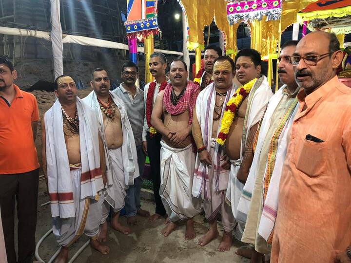 हालांकि उत्तर भारत में कुंभाभिषेक की शुरुआत को कई लोगों ने परंपरा के विपरीत बताया लेकिन ब्राह्मणों का कहना है कि किसी मंदिर के जीर्णोद्वार के लिए कुंभाभिषेक के आवश्यक प्रक्रिया है. काशी विश्वनाथ मंदिर के महंत डॉ. कुलपति तिवारी ने कुंभाभिषेक पर सवाल खड़े कर दिए हैं.