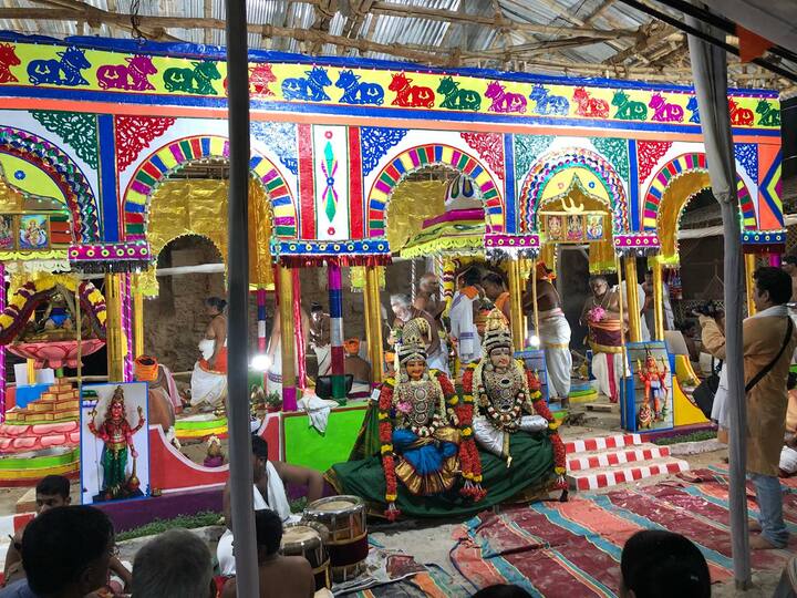 उन्होंने कुंभाभिषेक को उत्तर भारतीय ब्राह्मणों द्वारा अपनाई जाने वाली पूजा पद्धति से अलग बताया. उन्होंने इसे काशी विश्वनाथ मंदिर की पूजा परंपरा को बदलने का प्रयास करार दिया. जबकि इस ममाले में अखिल भारतीय संत समाज के राष्ट्रीय महामंत्री स्वामी जितेंद्रानंद सरस्वती ने कुंभाभिषेक के अनुष्ठान का समर्थन किया है.