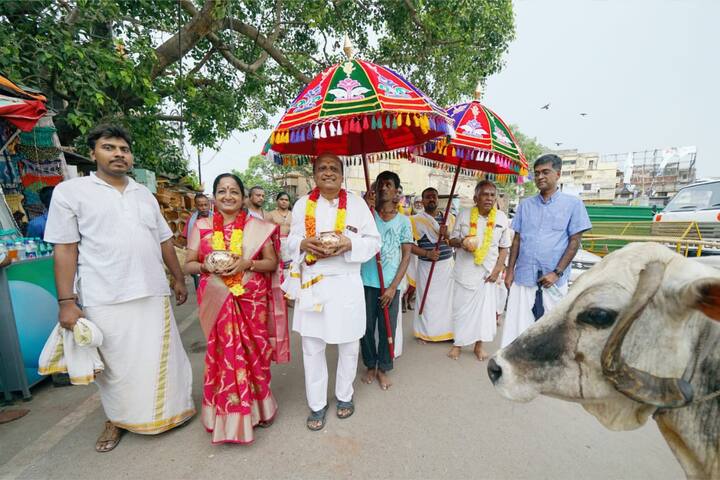 उन्होंने कहा कि सनातन परम्परा में मंदिरों से ऊर्जा मिलती है. इस ऊर्जा का समय-समय पर नवीनीकरण करने के लिए कुंभाभिषेक अनुष्ठान की परंपरा रही है. उन्होंने कुंभाभिषेक को मंदिर के नवीनीकरण और अध्यात्मिक सशक्तिकरण की प्रक्रिया बताया.