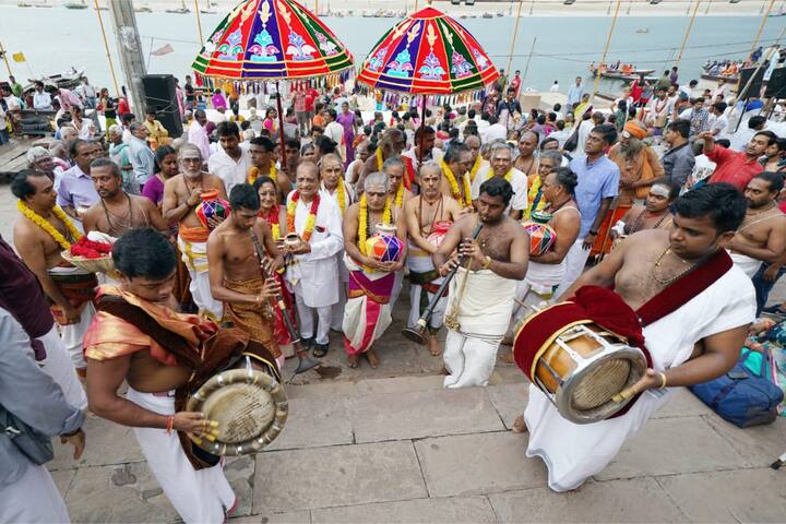 मंगलवार की शाम कुंभाभिषेक की दशाश्वमेध घाट से गंगा जल लेकर कलश यात्रा के साथ शुरुआत की गई. इसके लिए दक्षिण भारत से आए ब्राम्हणों ने पद-यात्रा कर गंगा तट पर पहुंच पारंपरिक अंदाज में पूजा-अर्चना की और कलश यात्रा का शुभारंभ किया.