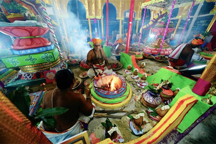 काशी विश्वनाथ मंदिर में कुंभाभिषेक अनुष्ठान कांची कामकोटि पीठ के शंकाचार्य विजयेंद्र सरस्वती की देख-रेख में हो रहा है. इस अनुष्ठान के लिए विशेष तौर पर दक्षिण भारत के 200 ब्राह्मणों को आमंत्रित किया गया है.