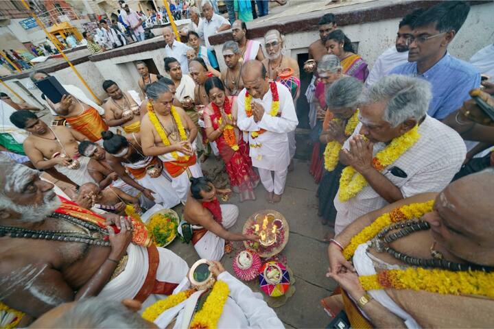 अनुष्ठान के मुख्य आचार्य मद्रास के पिचाई शिवाचार्य हैं और काशी विश्वनाथ मंदिर के मुख्य आचार्य श्रीकांत शर्मा इस कार्यक्रम में सहयोग कर रहे हैं. साथ ही सप्तर्षि पूजा के मुख्य आचार्य शशिभूषण तिवारी भी अनुष्ठान के दौरान उपस्थित रहेंगे. कुंभाभिषेक अनुष्ठान के चतुर्वेद परायण का नेतृत्व काशी के सुप्रसिद्ध विद्वान वेंकट रमन घनपाठी कर रहे हैं.