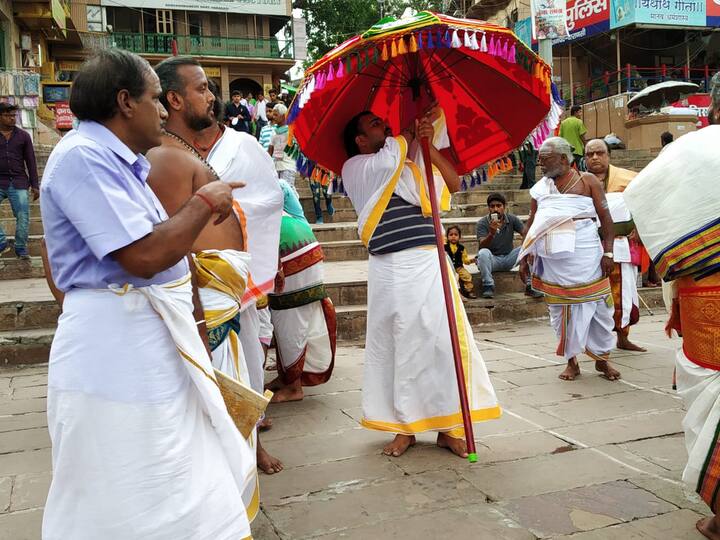 वाराणसी: काशी विश्वनाथ के मंदिर का जीर्णोद्वार करने के लिए इतिहास में पहली बार कुंभाभिषेक अनुष्ठान का आयोजन हो रहा है. ऐसा वर्तमान मंदिर के लगभग 240 सालों के इतिहास में पहली बार हो रहा है. इस मामले में धर्मगुरुओं का मानना है कि ऐसे आयोजन हर 12 साल में किए जाने चाहिए.